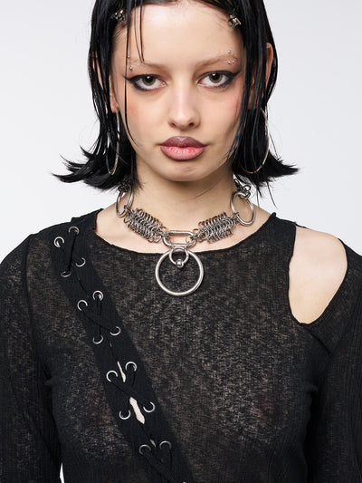 Chunky choker necklace with an O-ring pendant and interlocking rings. Features an adjustable length, lobster clasp fastening, and an antique-silver finish for a bold, edgy look.