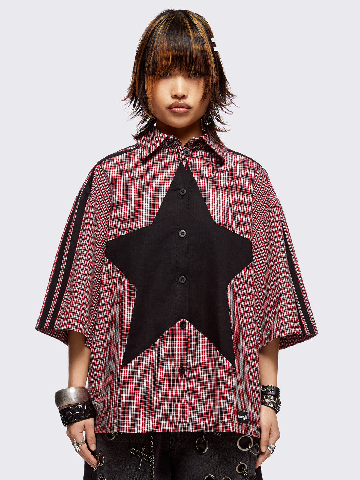 Checkered bowling shirt in red with black star patch