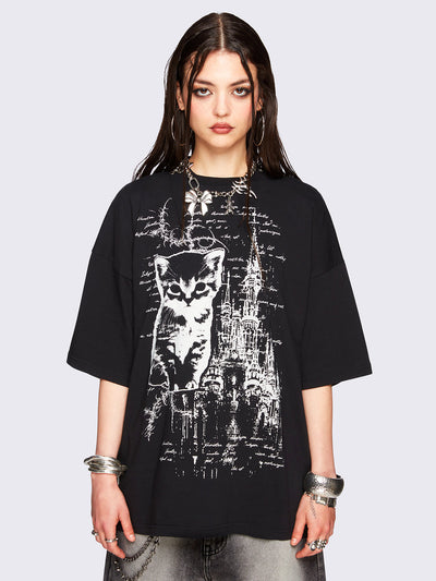 Oversized black t-shirt with cat and cathedral. 