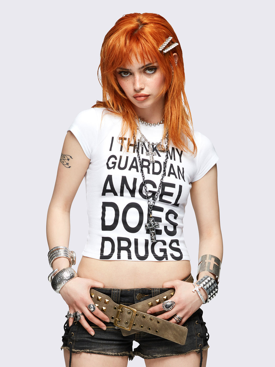 ★Minga London★ ガーディアンエンジェルベビーTシャツ 送関込 White Graphic Baby Tee with Slogan and Cross Print | Minga