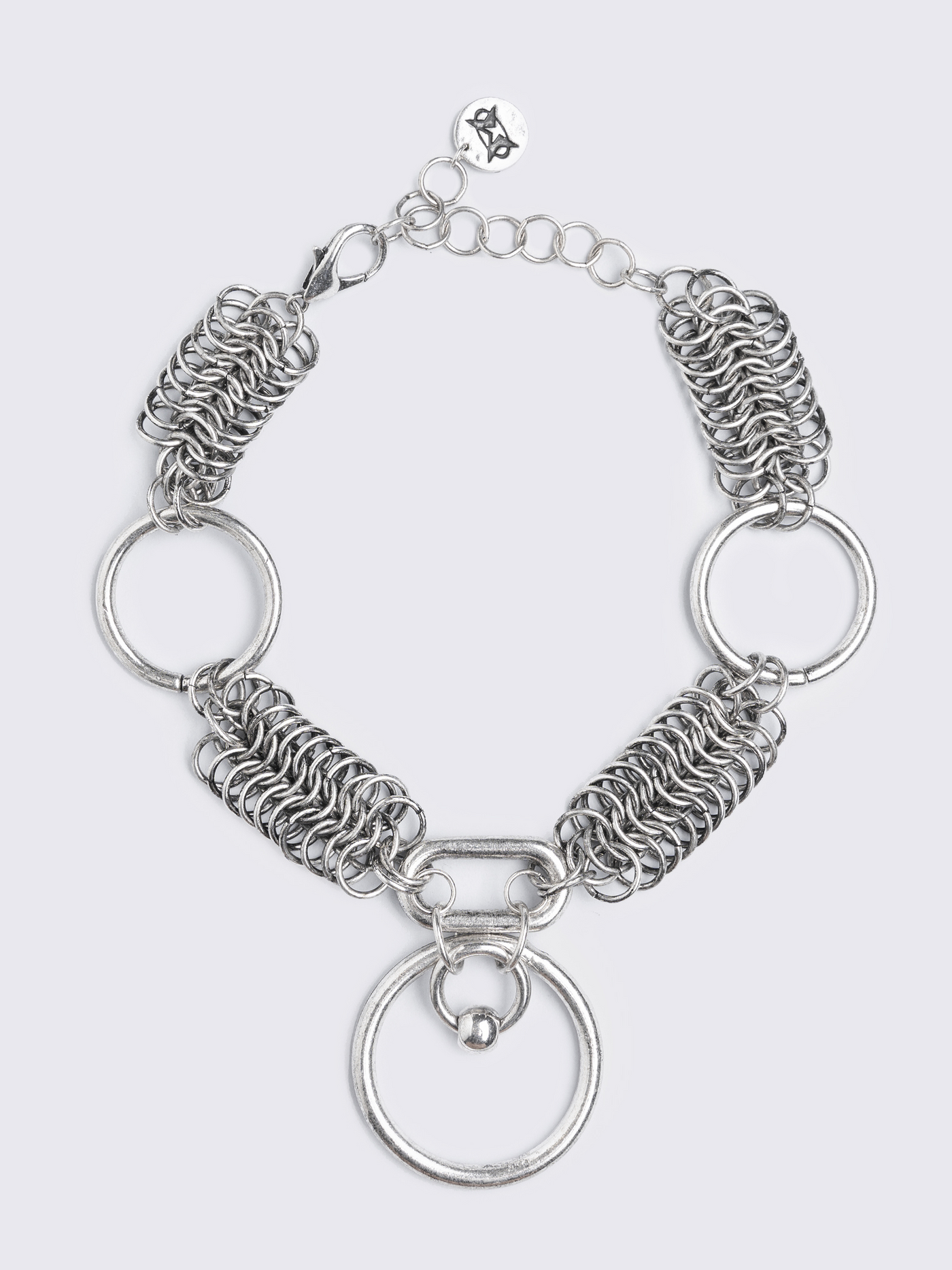 Chunky choker necklace with an O-ring pendant and interlocking rings. Features an adjustable length, lobster clasp fastening, and an antique-silver finish for a bold, edgy look.