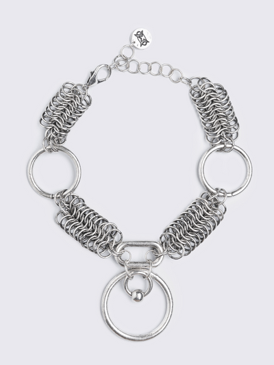 Chunky choker necklace with an O-ring pendant and interlocking rings. Features an adjustable length, lobster clasp fastening, and an antique-silver finish for a bold, edgy look.