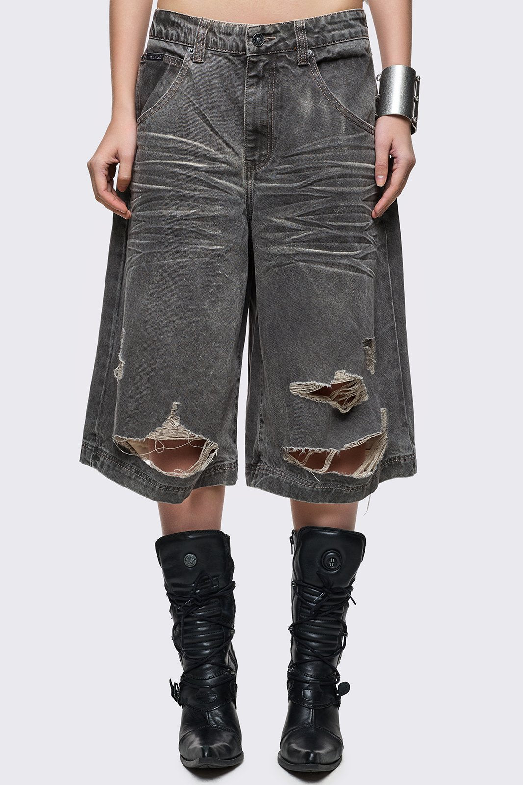 Denim jorts in grey washed with ripped and whiskers details. Have a keychain with cross. 