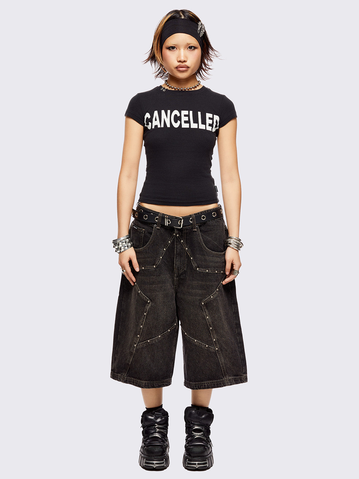 国内で当店のみ Minga London - TREK BLACK WASHED JORTS Black Denim Long Jorts with Stars Patch - Y2k Clothing